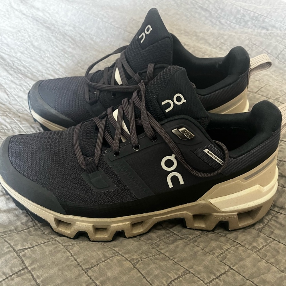 On Cloud All Terrain . Waterproof. Size 6. Navy/Desert. Great condition.